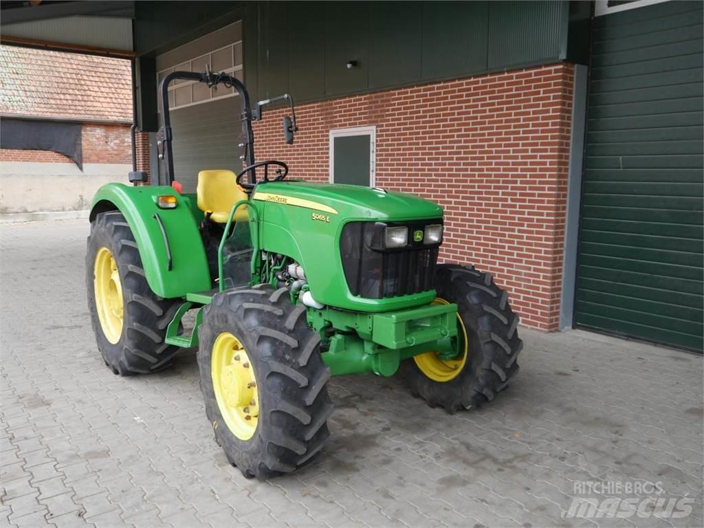 John Deere 5065E Traktoriai