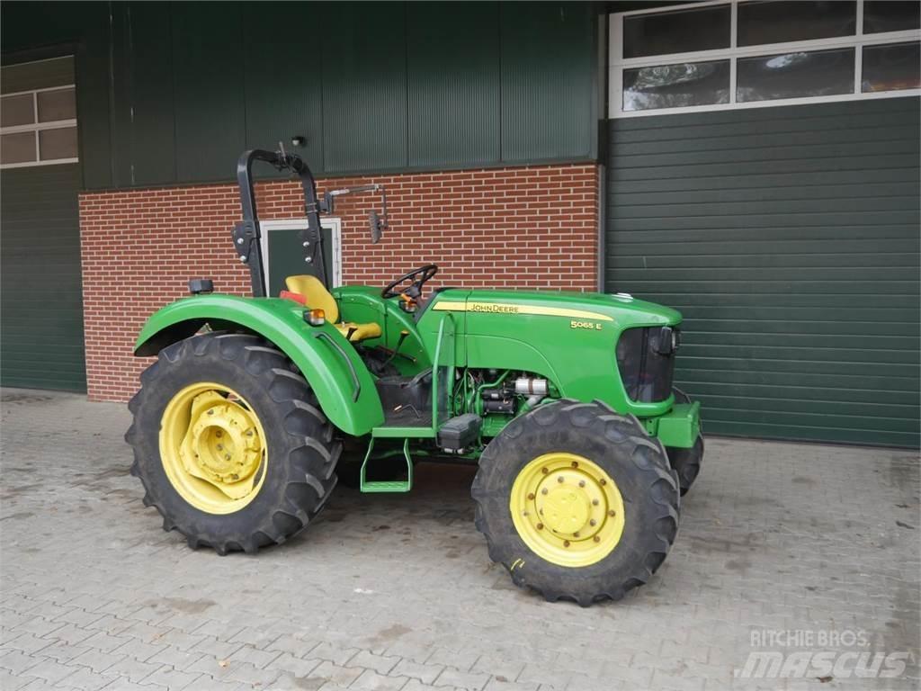 John Deere 5065E Traktoriai