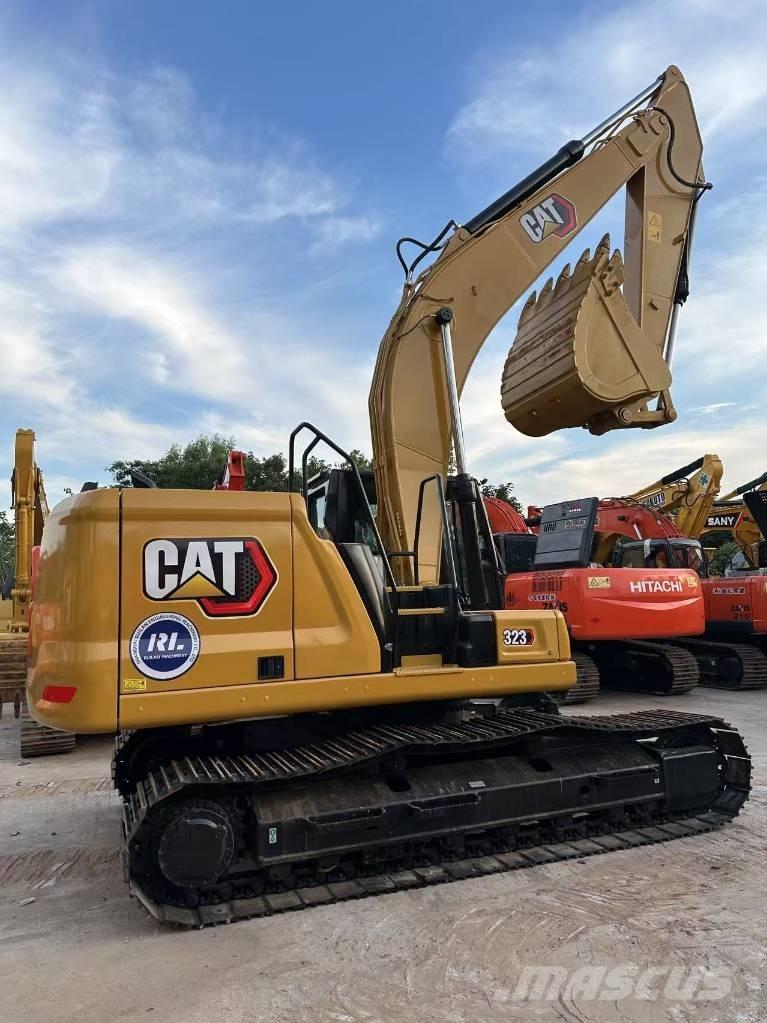 CAT 323 Vikšriniai ekskavatoriai