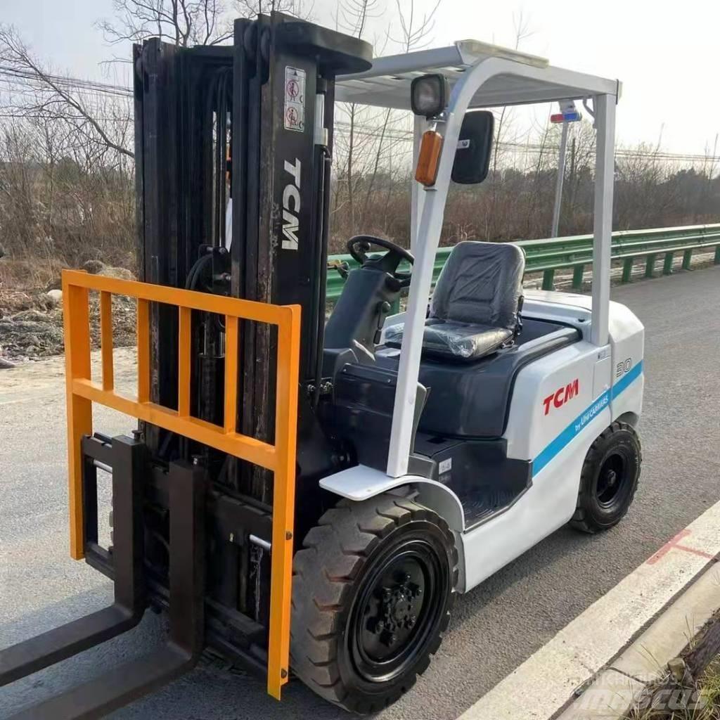 TCM FD30 Dyzeliniai krautuvai