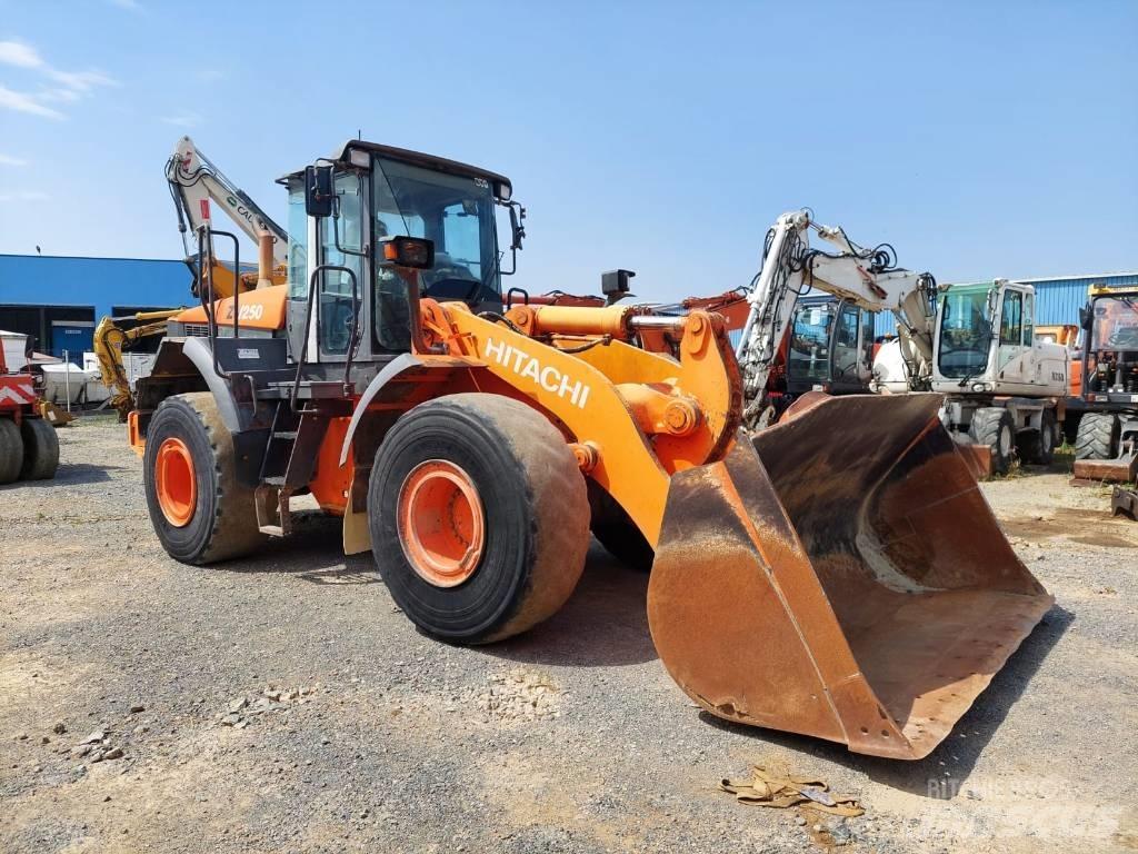 Hitachi ZW250 Naudoti ratiniai krautuvai