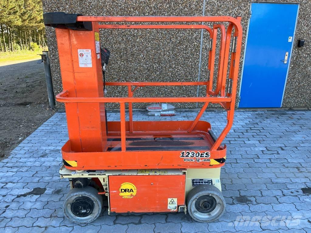 JLG 1230 ES Vertikalūs stiebiniai keltuvai