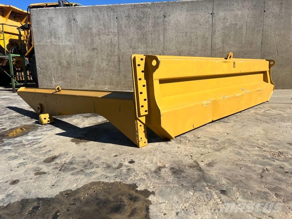 CAT TAILGATE CAT 735 Galiniai žibintai