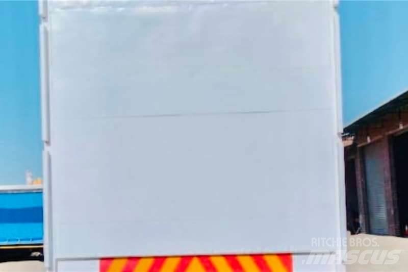  Custom Curtainside Kitos priekabos