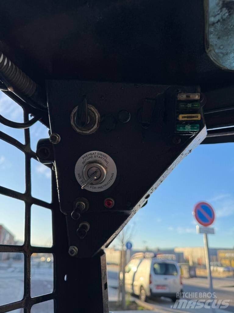 Bobcat 543 Krautuvai su šoniniu pasukimu