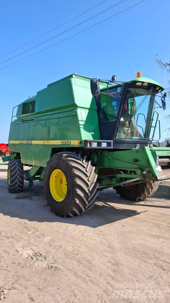 John Deere 2256 Derliaus nuėmimo kombainai