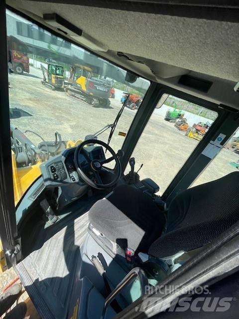 Volvo L 30 G Naudoti ratiniai krautuvai