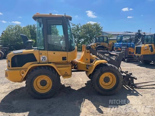 Volvo L 30 G Naudoti ratiniai krautuvai