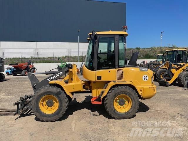 Volvo L 30 G Naudoti ratiniai krautuvai