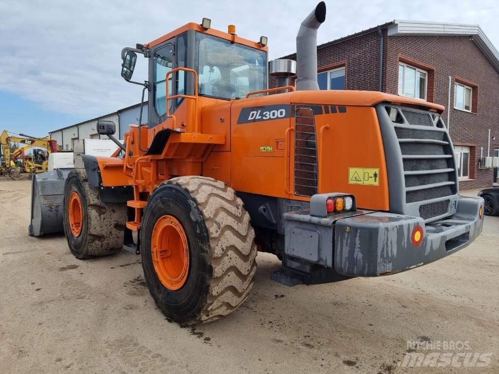 Doosan DL 300 Naudoti ratiniai krautuvai