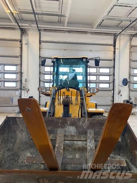 Volvo L 30 G Naudoti ratiniai krautuvai