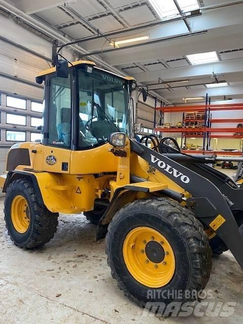 Volvo L 30 G Naudoti ratiniai krautuvai