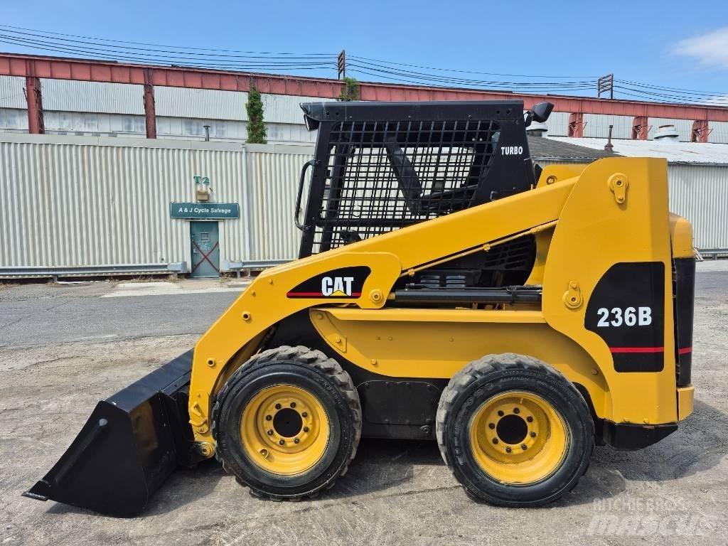 CAT 236 B Krautuvai su šoniniu pasukimu