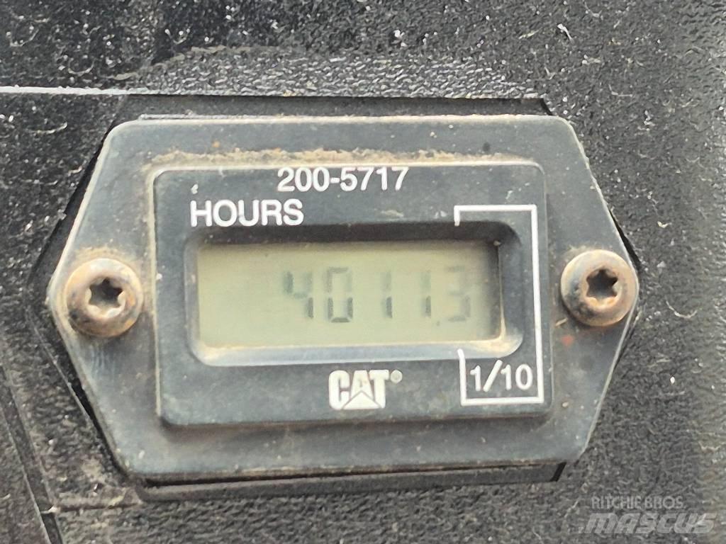 CAT 236 B Krautuvai su šoniniu pasukimu
