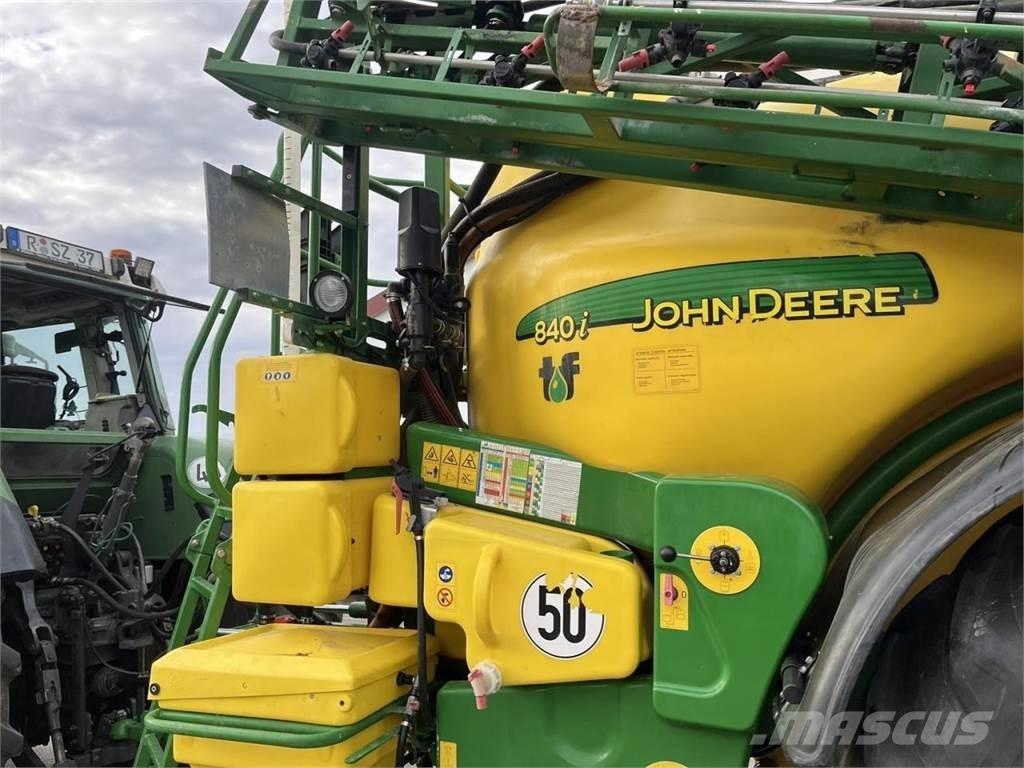 John Deere 840 TF Prikabinami purkštuvai