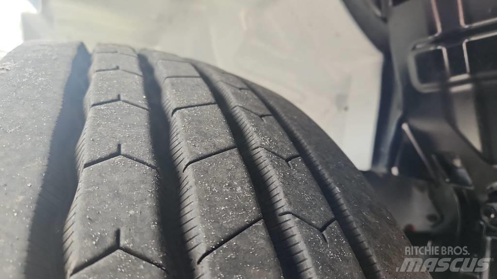 Hino 268 Sunkvežimiai su dengtu kėbulu