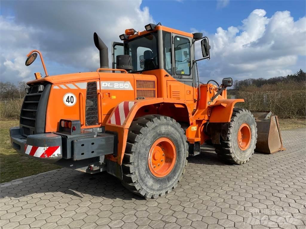 Doosan DL250 Naudoti ratiniai krautuvai