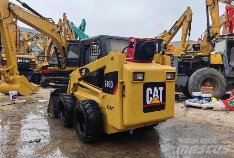 CAT 246 D Krautuvai su šoniniu pasukimu