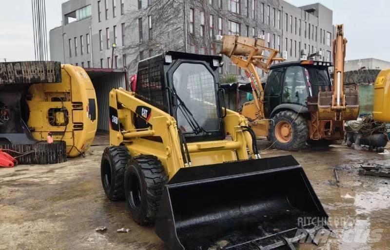 CAT 246 D Krautuvai su šoniniu pasukimu
