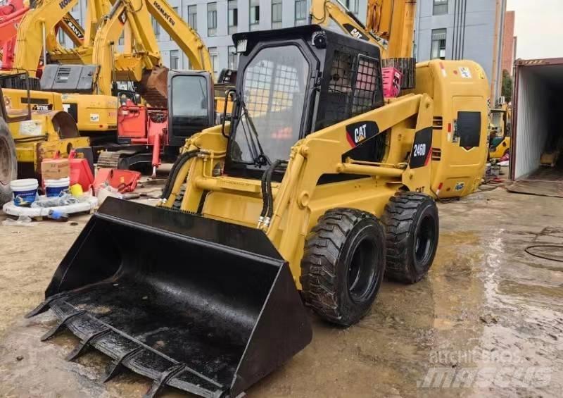 CAT 246 D Krautuvai su šoniniu pasukimu