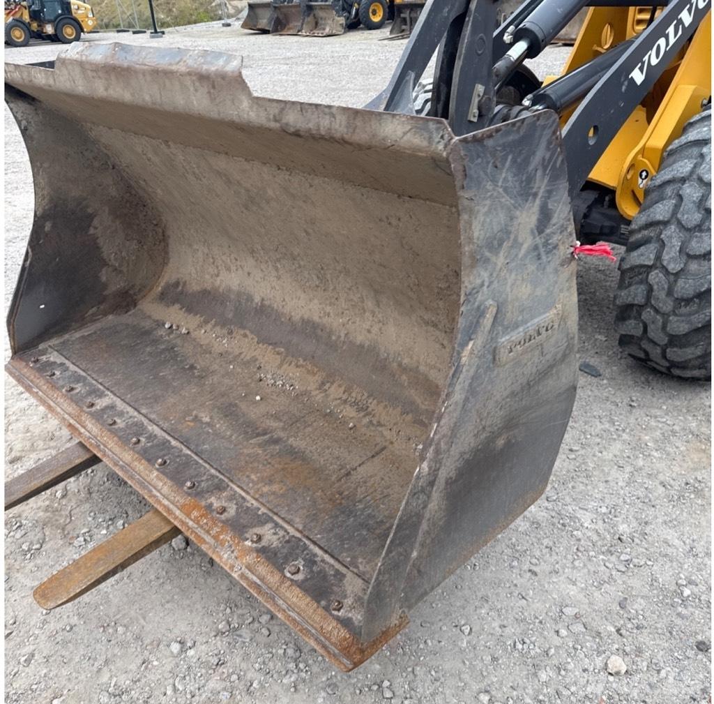 Volvo L25F Naudoti ratiniai krautuvai