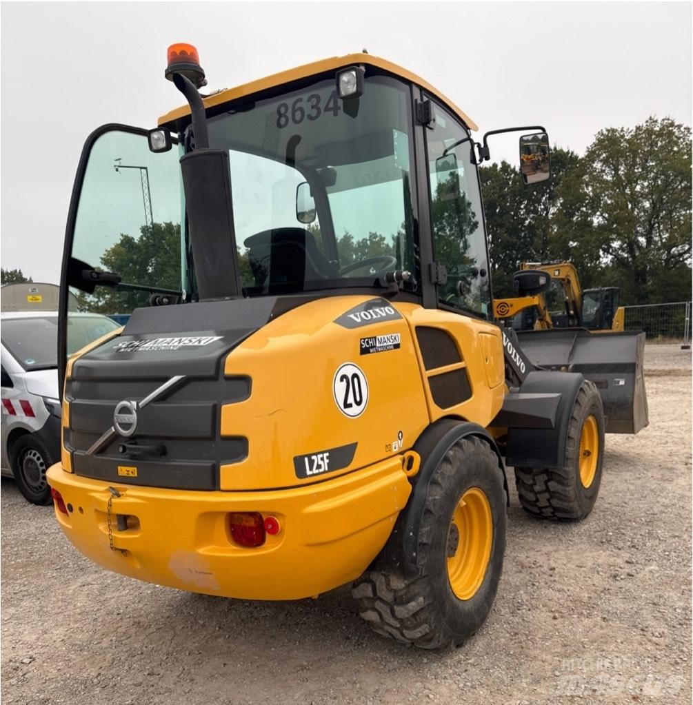 Volvo L25F Naudoti ratiniai krautuvai