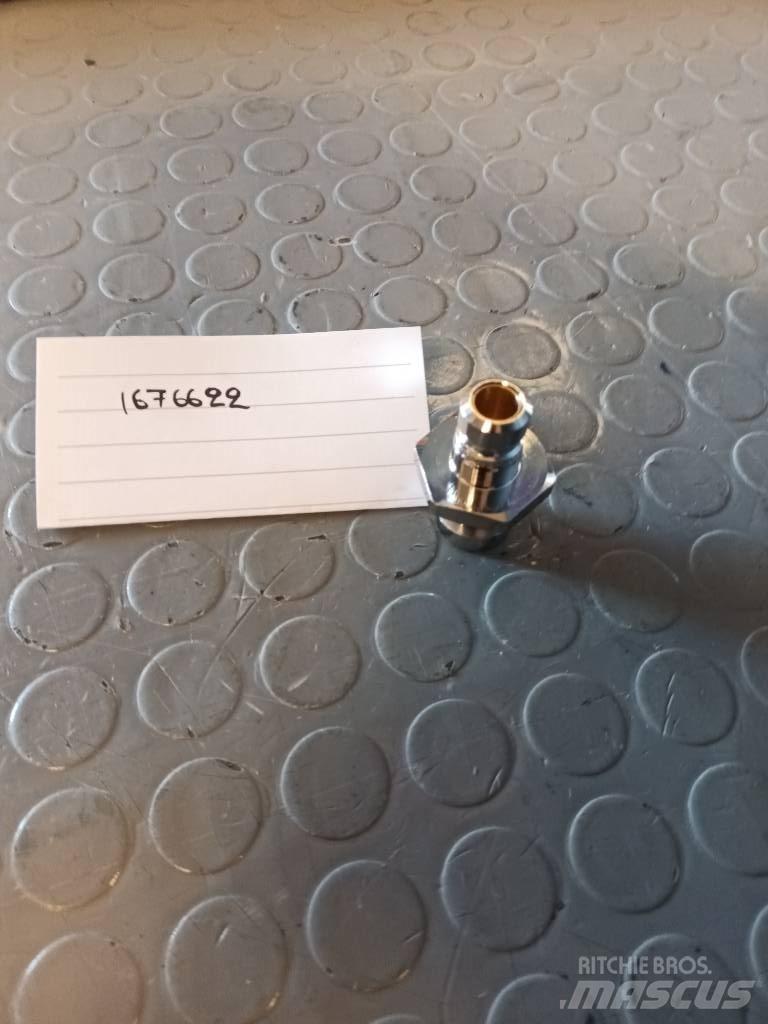 Volvo NIPPLE 1676622 Transportas - Kita