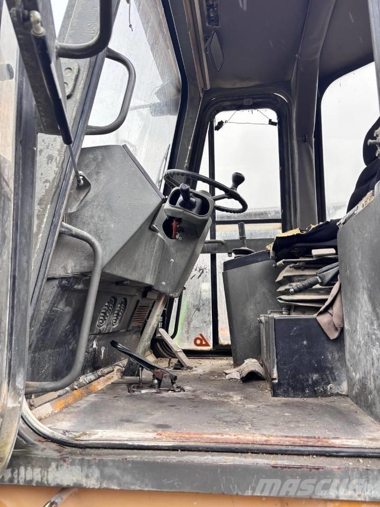 Hanomag 70 E Naudoti ratiniai krautuvai