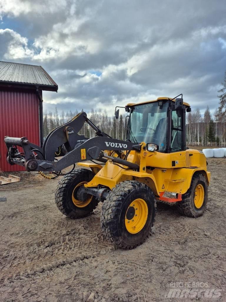 Volvo L 30 G Naudoti ratiniai krautuvai