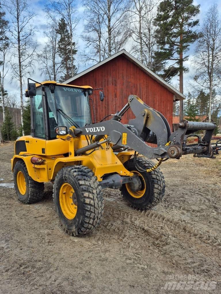 Volvo L 30 G Naudoti ratiniai krautuvai