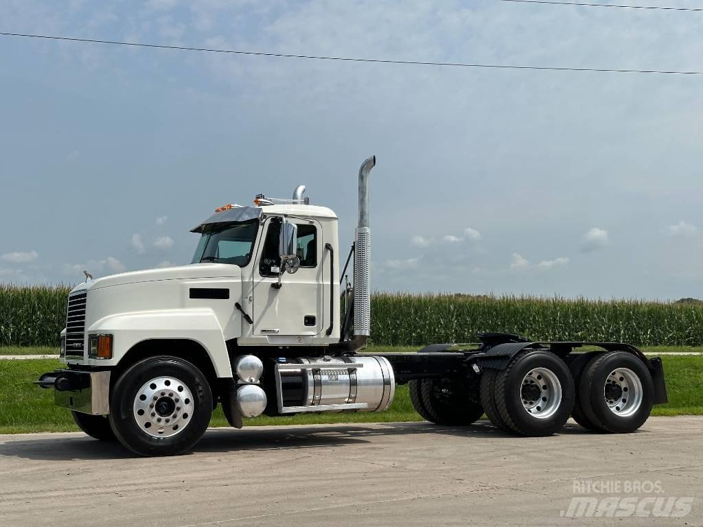 Mack Pinnacle 64ft Naudoti vilkikai
