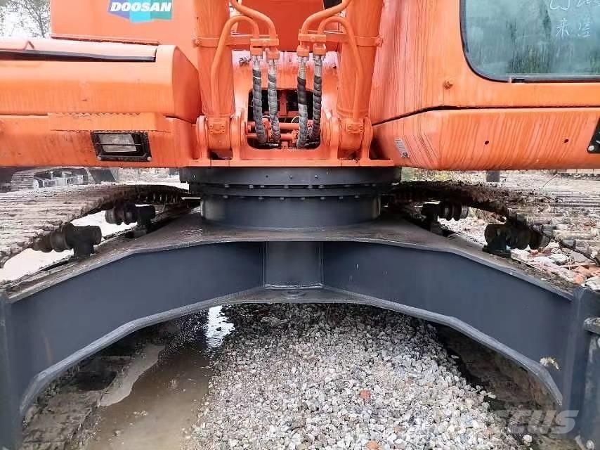Doosan 225 LC-9 Vikšriniai ekskavatoriai