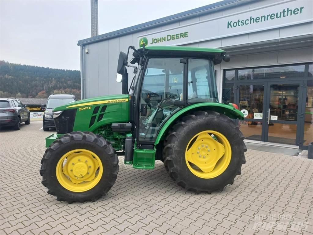 John Deere 5067E Traktoriai