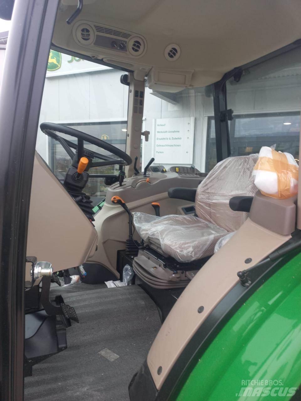 John Deere 5067E Traktoriai