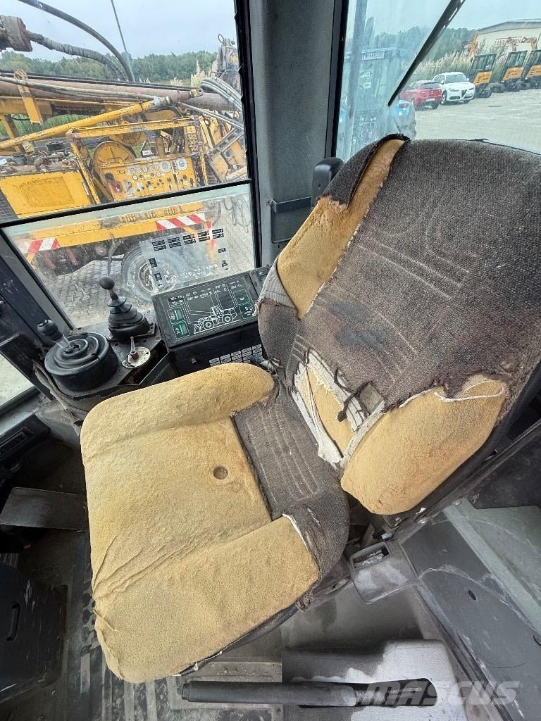 CASE 821 B Naudoti ratiniai krautuvai