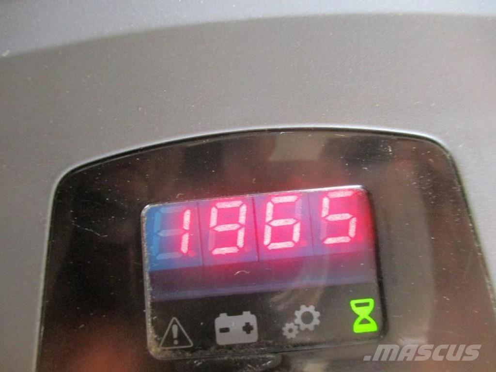 Toyota LPE200 Žemų aukščių keltuvai su platforma