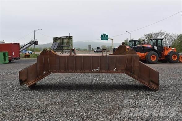 CAT D8N Peiliai