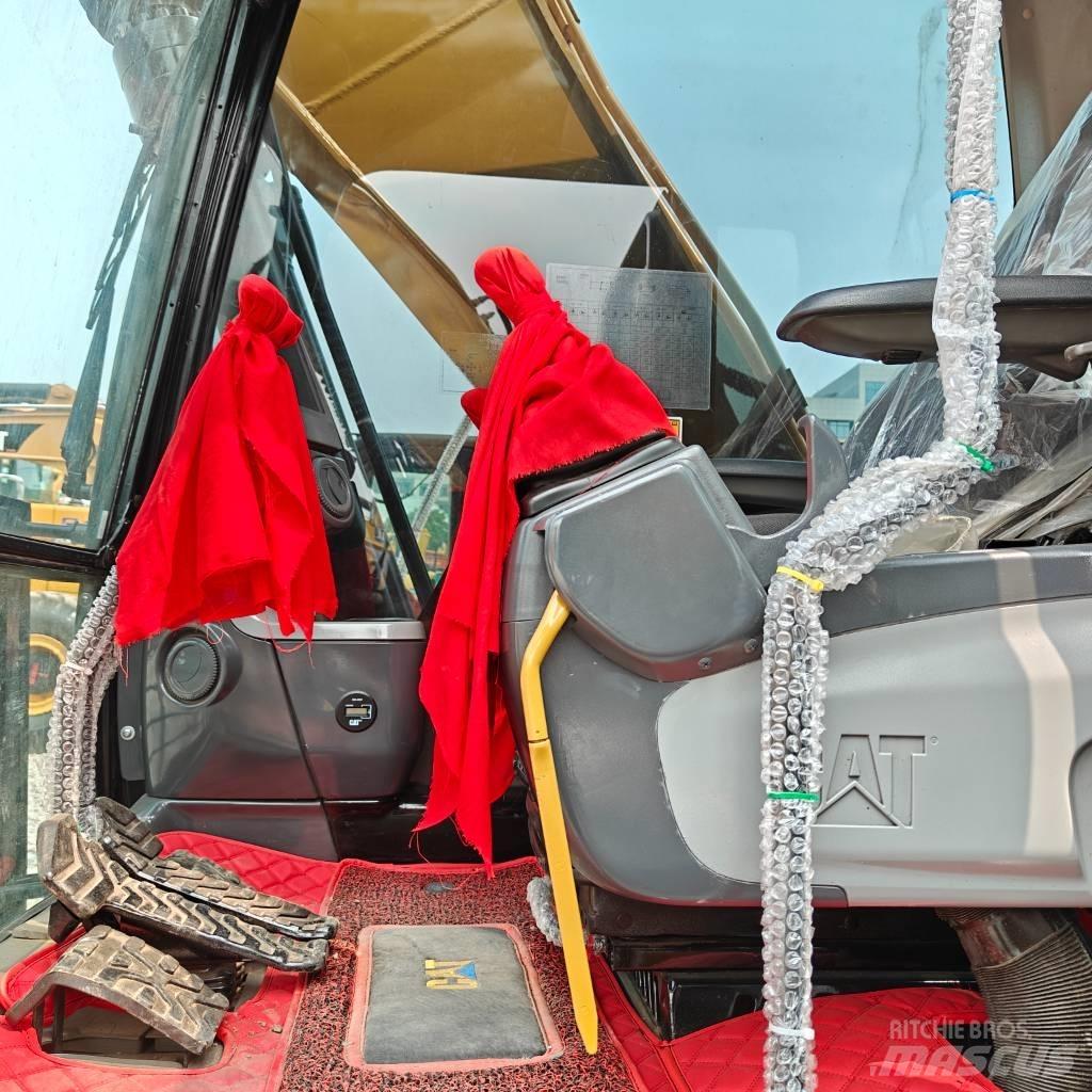 CAT 323D Vikšriniai ekskavatoriai