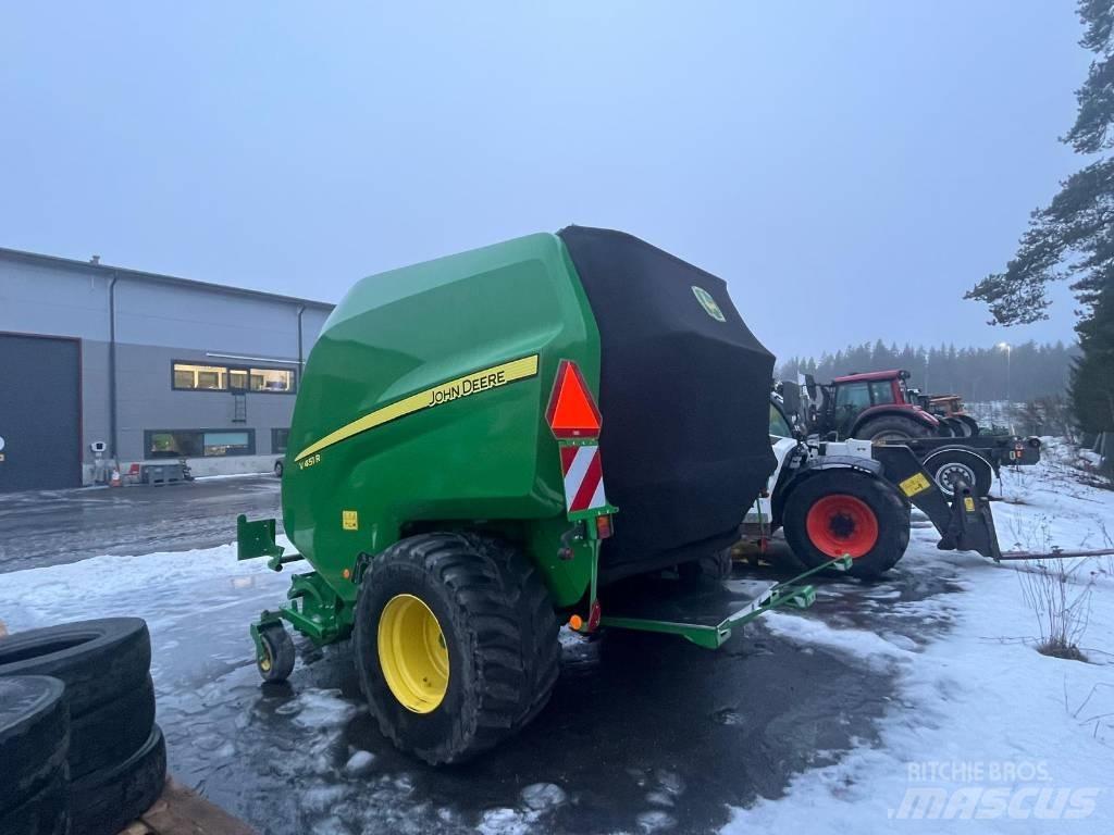 John Deere V451R Ritinių presai