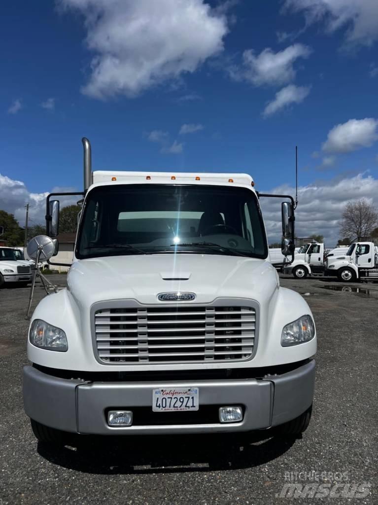 Freightliner M2 106 Gėrimų tiekimo sunkvežimiai