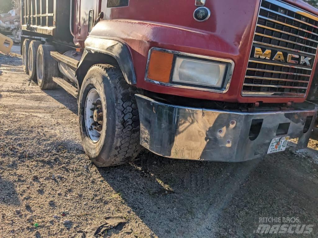 Mack CL 713 Savivarčių priekabų vilkikai