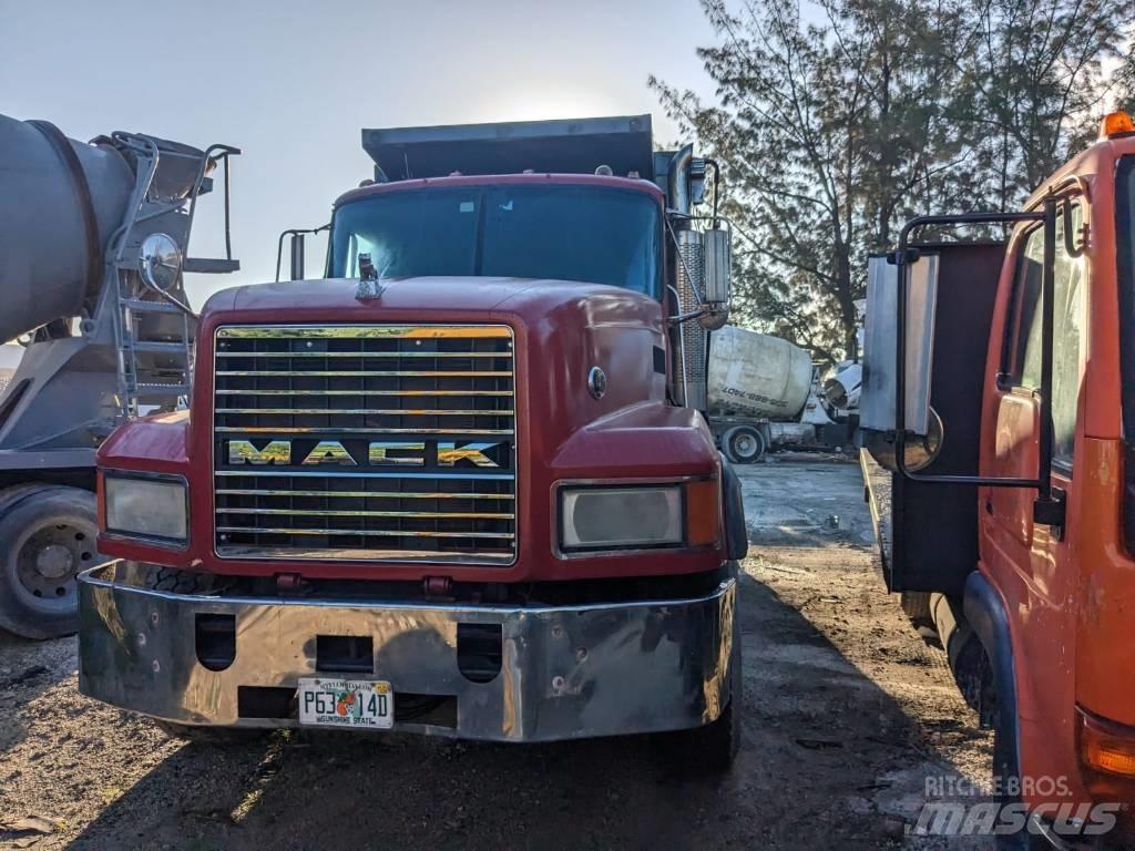 Mack CL 713 Savivarčių priekabų vilkikai