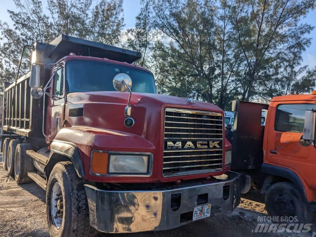 Mack CL 713 Savivarčių priekabų vilkikai