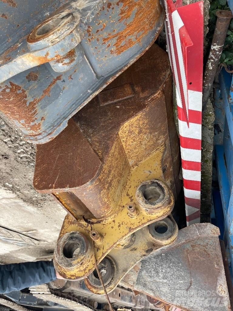 CAT 323 D Vikšriniai ekskavatoriai