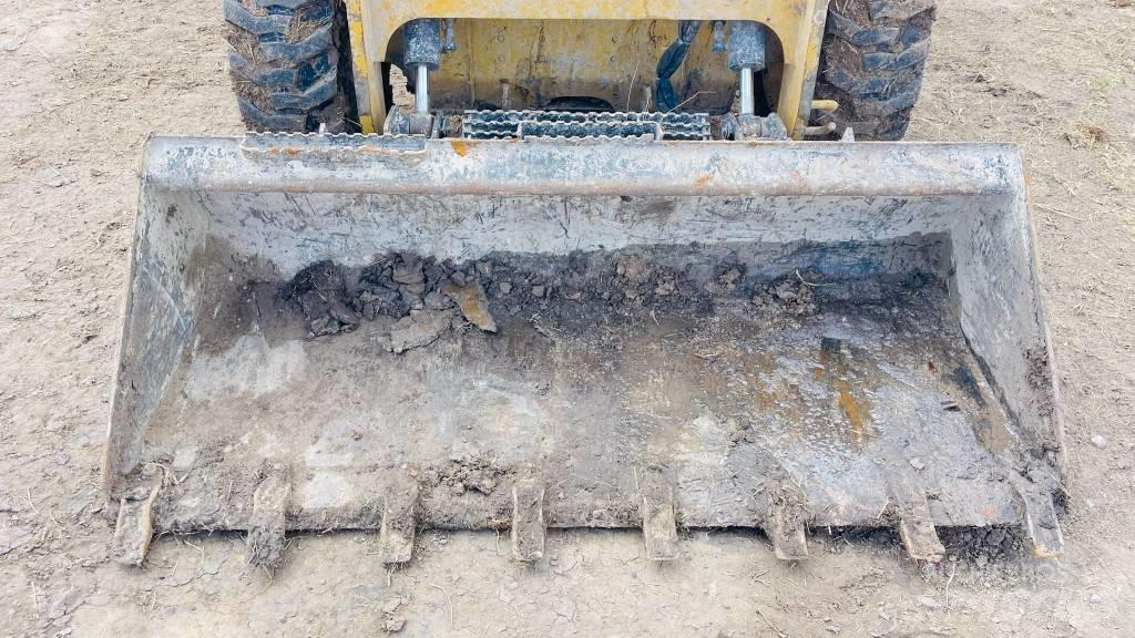 CAT 262D3 Krautuvai su šoniniu pasukimu