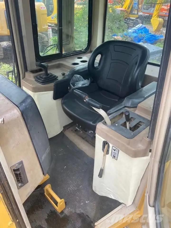 CAT D5M Vikšriniai buldozeriai