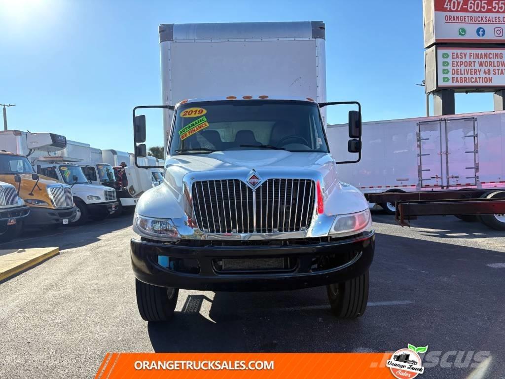 International 4300 Sunkvežimiai su dengtu kėbulu