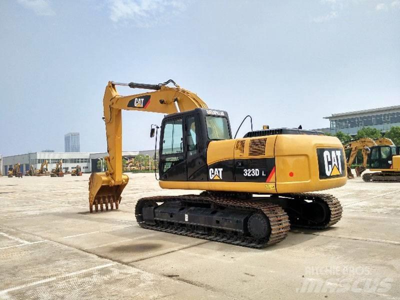 CAT 323 Vikšriniai ekskavatoriai