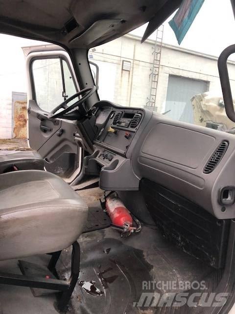 Freightliner m2 Sunkvežimiai su dengtu kėbulu
