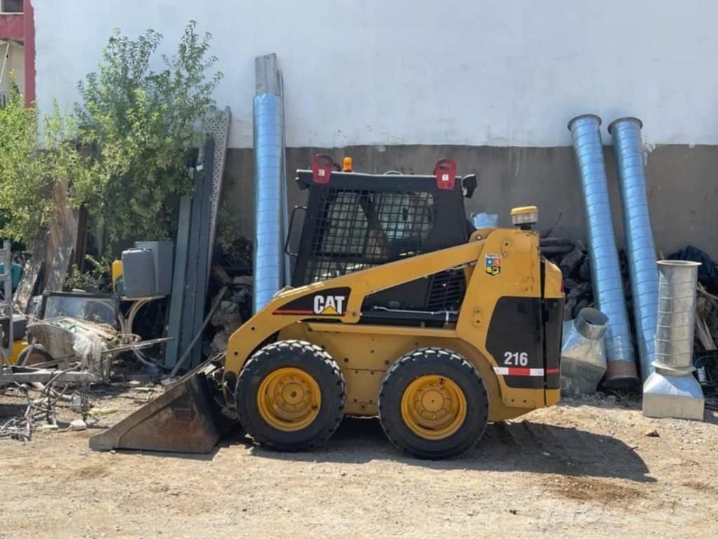 CAT 216 Krautuvai su šoniniu pasukimu